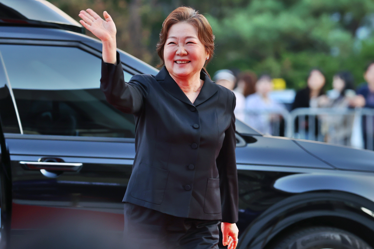 Actor Kim Hae-sook walks down the red carpet ahead of the Korea Popular Culture and Arts Awards at the National Theater's Haeoreum Grand Theater in Jung District, central Seoul on Oct. 23. [YONHAP]