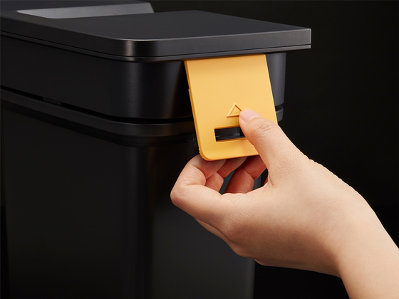 Buttons with raised outlines make them easy to locate by touch alone. [SAMSUNG NEWSROOM]