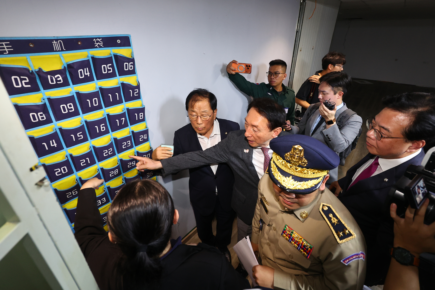 Lawmakers inspect a criminal compound in Phnom Penh during a parliamentary audit in Cambodia on Oct. 22. [YONHAP]