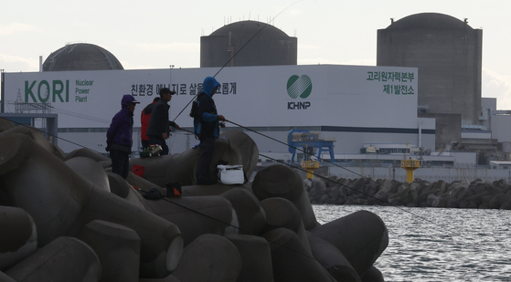 The photo shows the Kori Unit 2 reactor, center, and the Kori Unit 1 reactor, right, located in Busan. The government decided to decommission both in June after they spent eight years offline. [SONG BONG-GEUN]