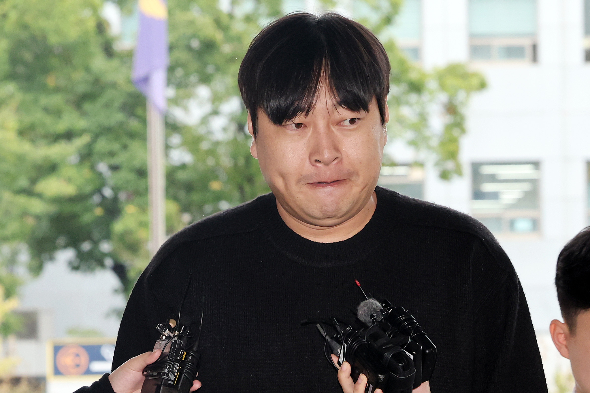Comedian Lee Jin-ho appears at the Seoul Gangnam Police Precinct on charges of compulsive gambling and fraud on Oct. 22, 2024. [NEWS1]