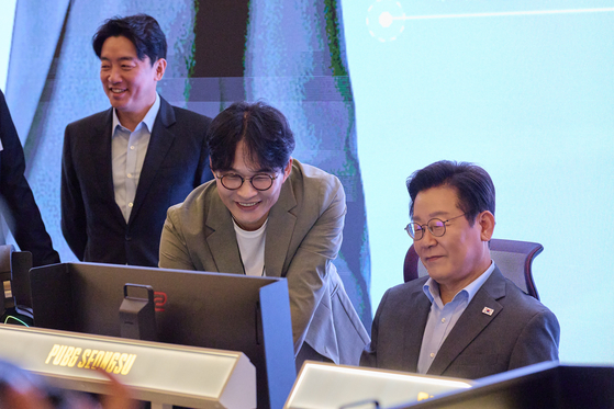 President Lee Jae Myung meets with leaders from the local gaming industry in Seongdong District, eastern Seoul, on Oct. 15. [PRESIDENTIAL OFFICE]
