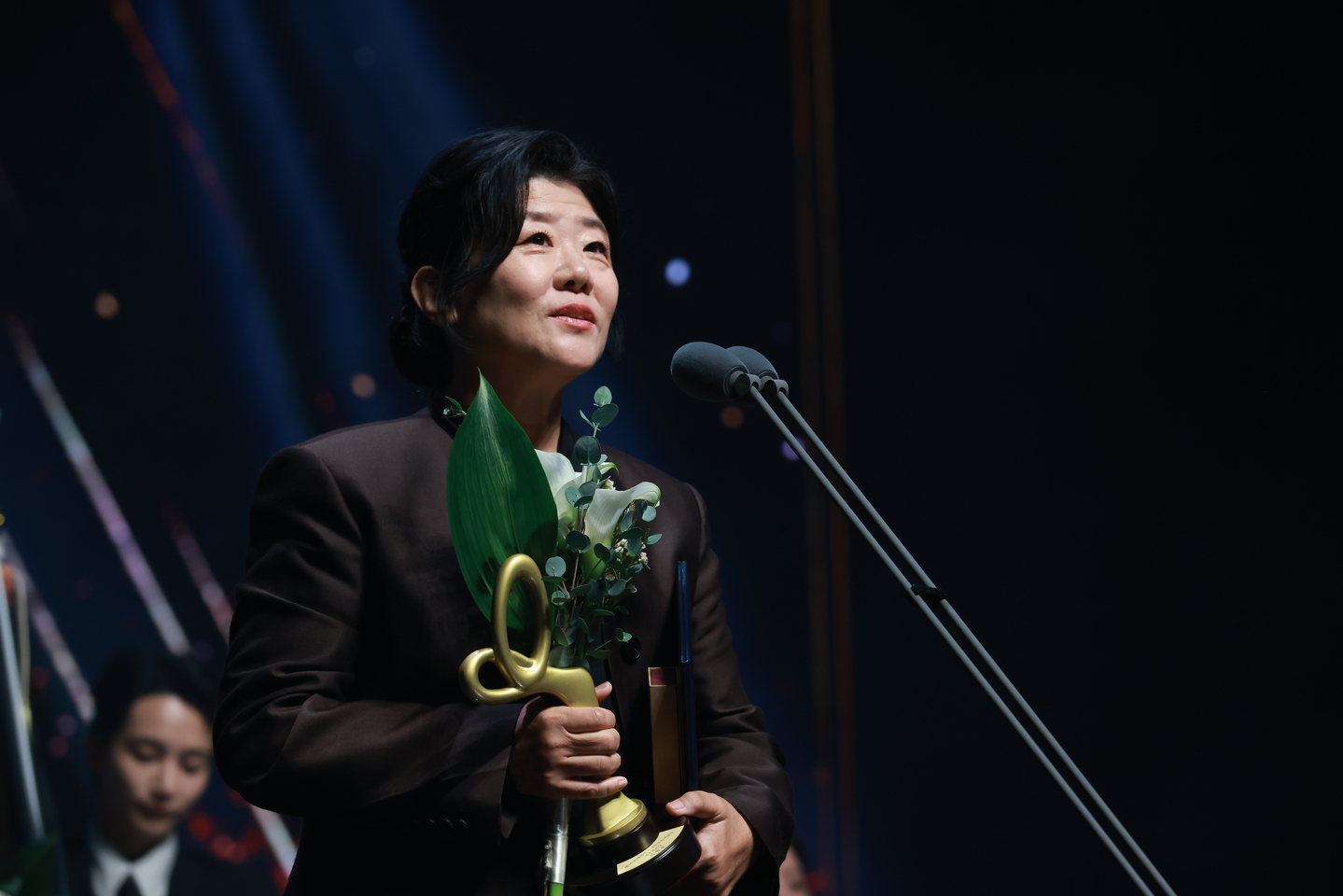 Actor Lee Jung-eun speaks after receiving the Presidential Commendation during the Korea Popular Culture and Arts Awards at the National Theater's Haeoreum Grand Theater in Jung District, central Seoul on Oct. 23. [KOREA CREATIVE CONTENT AGENCY]