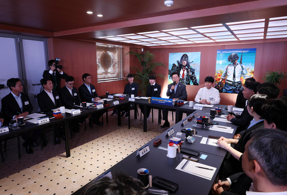 President Lee Jae Myung tries the latest inZOI video game developed by Krafton during his meeting with local gaming companies in Seongdong District, eastern Seoul, on Oct. 15. [PRESIDENTIAL OFFICE]