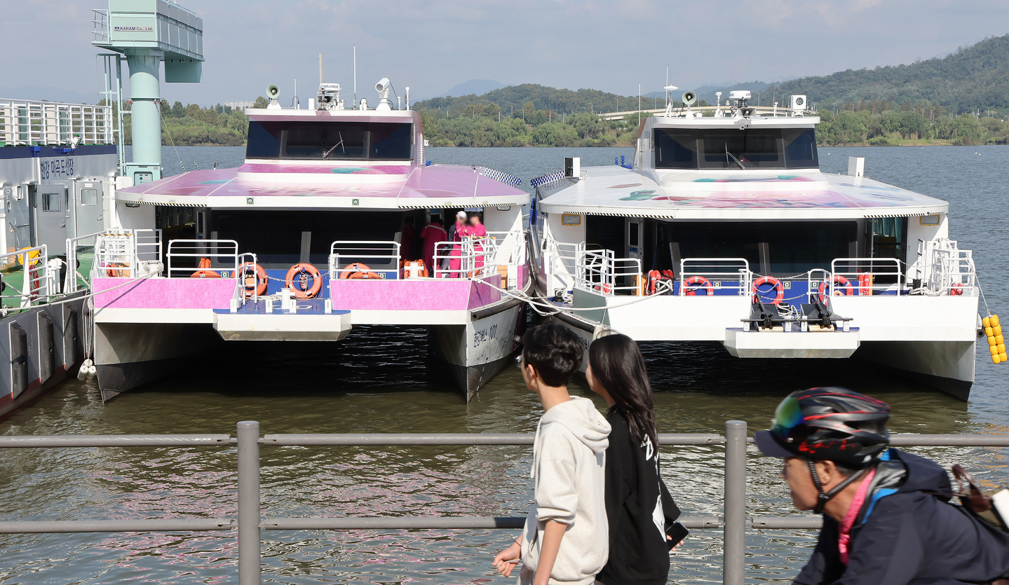 A Hangang Bus is docked at the Magok Pier in Gangseo District, western Seoul, on Oct. 19. [NEWS1]