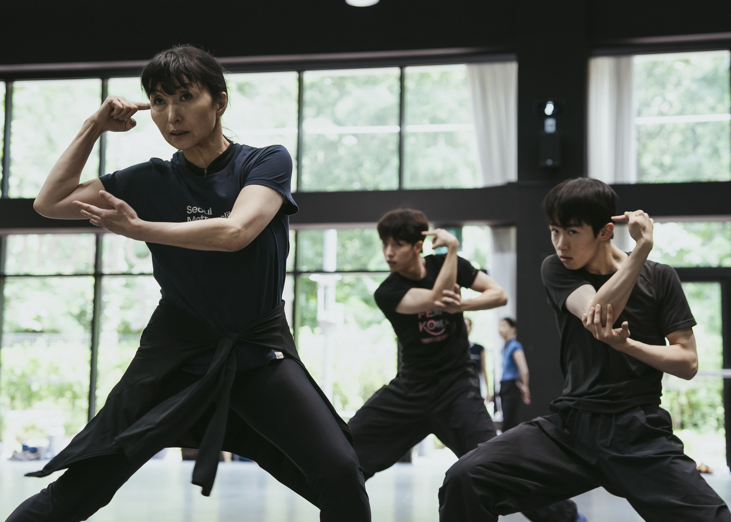 Choreographer Hue Young-soon, left, demonstrates her piece ″Under the Trees’ Voices.″ [SEJONG CENTER FOR THE PERFORMING ARTS]