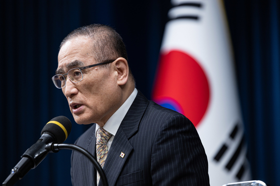 National Security Advisor Wi Sung-lac holds a briefing regarding recent issues in Cambodia at the Presidential Office in Yongsan District, central Seoul on Oct. 17. [NEWS1]