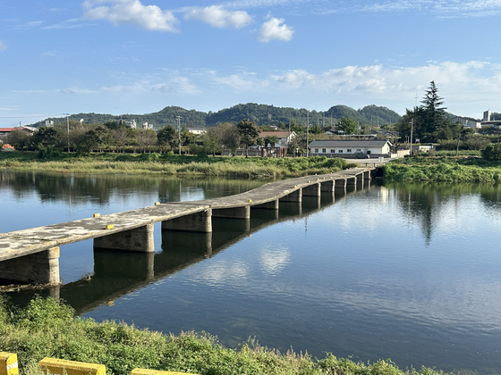 This broken bridge in Mungyeong, North Gyeongsang, pictured on Sept. 29, was originally part of the cross-country route and marked the only signposted diversion. Cyclists can instead cross on a car bridge a kilometer further downstream. [JIM BULLEY]