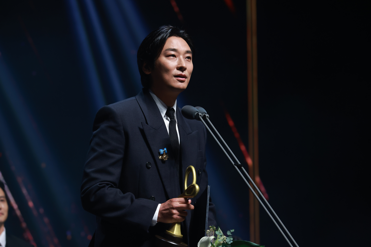 Actor Ju Ji-hoon speaks after receiving the Prime Minister’s Commendation during the Korea Popular Culture and Arts Awards at the National Theater's Haeoreum Grand Theater in Jung District, central Seoul on Oct. 23. [KOREA CREATIVE CONTENT AGENCY]