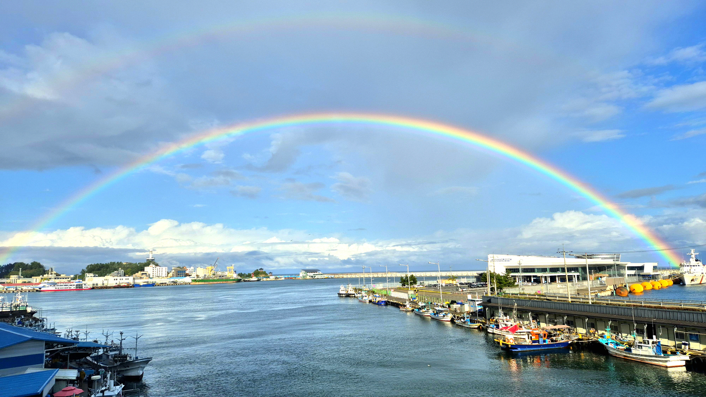  A double rainbow is seen over downtown Sokcho, Gangwon, on Oct. 23. [YONHAP]
