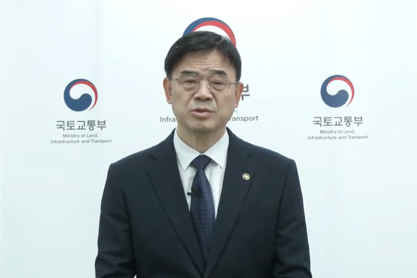 First Vice Land Minister Lee Sang-kyeong apologizes on Oct. 23 via a YouTube livestream for his recent controversial remarks on real estate and allegations of engaging in a speculative gap investment. [SCREEN CAPTURE]
