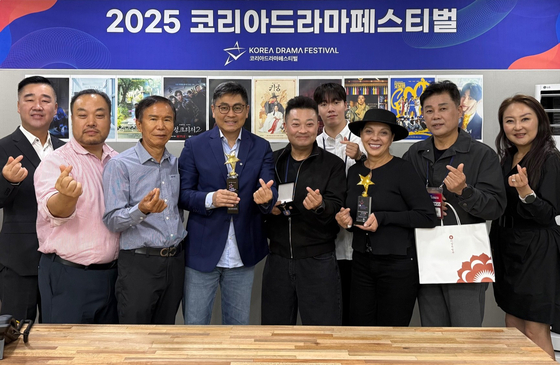 Members of a cultural delegation from Sao Paulo during this year’s Korea Drama Festival are seen posing for a photo with members from the Korean drama industry during the festival in Jinju on Oct. 11. [KOREA DRAMA FESTIVAL ORGANIZING COMMITTEE]