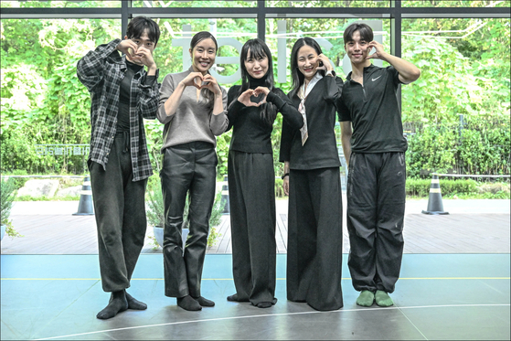 From left: dancers Lee Yu-beom and Kang Hyo-jung, choreographer Hue Young-soon, and dancers Kim Ji-young and Nam Yun-seung attend a press conference at the Seoul Metropolitan Ballet rehearsal studio on Nodeul Island in Seoul on Oct. 22. [SEJONG CENTER FOR THE PERFORMING ARTS]