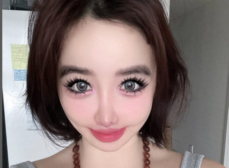 A selfie of singer Park Bom uploaded on her Instagram account [SCREEN CAPTURE]