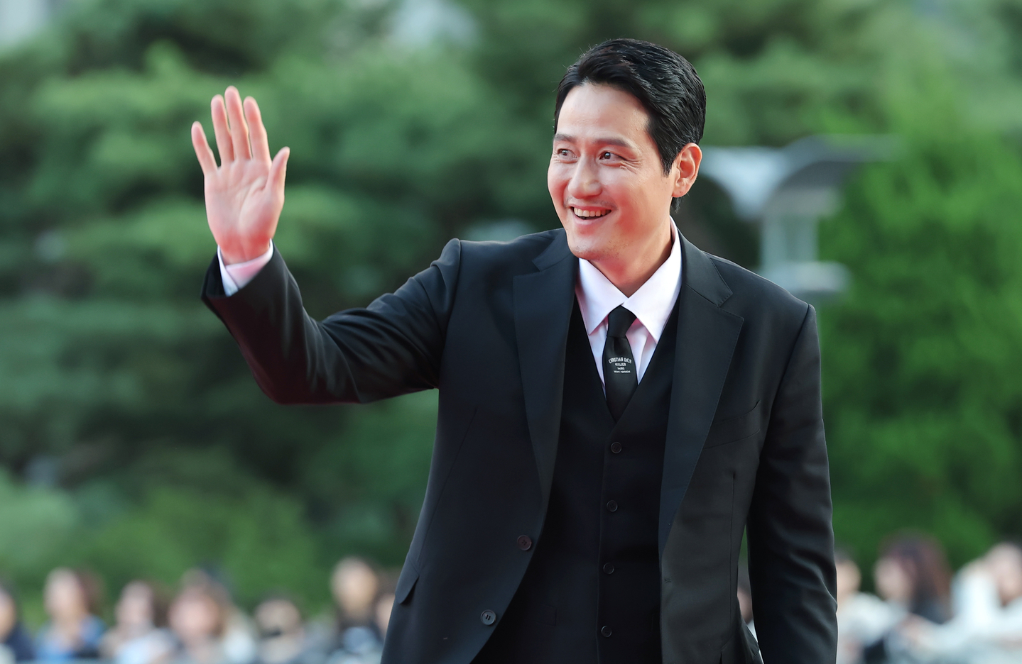 Actor Park Hae-joon walks down the red carpet ahead of the Korea Popular Culture and Arts Awards at the National Theater's Haeoreum Grand Theater in Jung District, central Seoul on Oct. 23. [NEWS1]