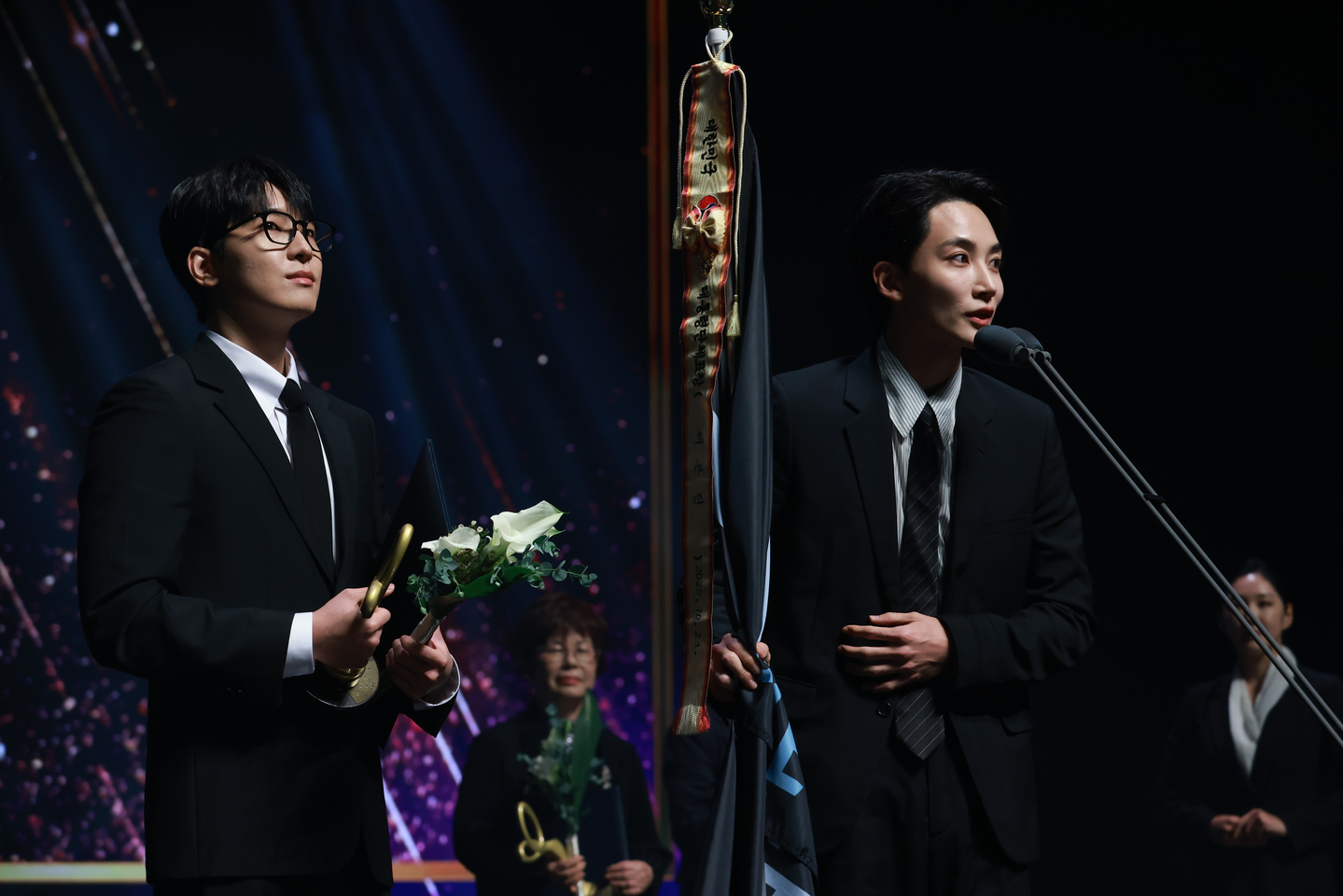 Jeonghan of boy band Seventeen, right, speaks after receiving the Presidential Commendation during the Korea Popular Culture and Arts Awards at the National Theater's Haeoreum Grand Theater in Jung District, central Seoul on Oct. 23. [KOREA CREATIVE CONTENT AGENCY]