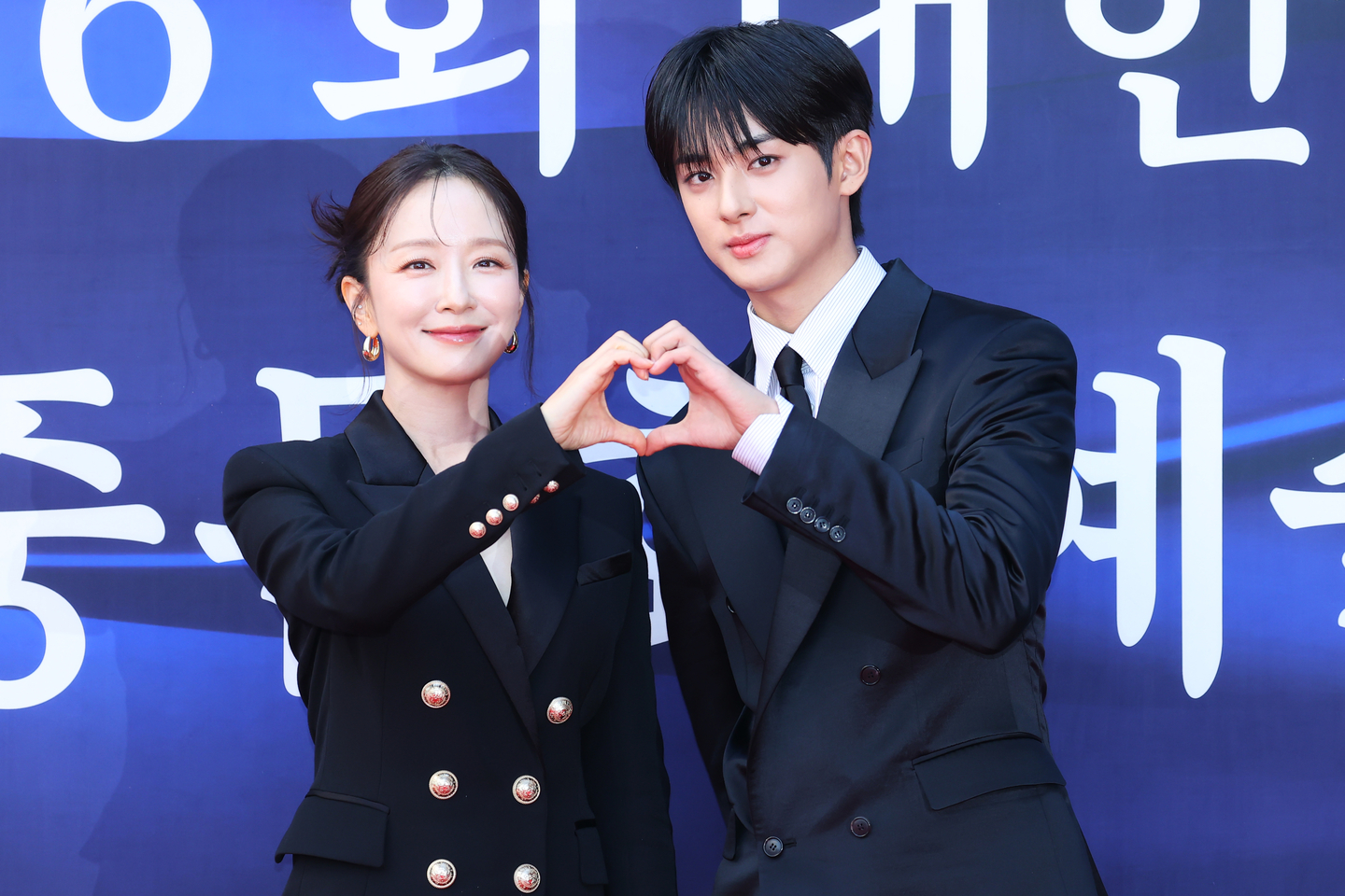 The hosts of this year's Korea Popular Culture and Arts Awards, announcer Park Sun-young, left, and actor Kim Min-kyu, pose for a photo during the red carpet event ahead of the ceremony at the National Theater's Haeoreum Grand Theater in Jung District, central Seoul on Oct. 23. [YONHAP]