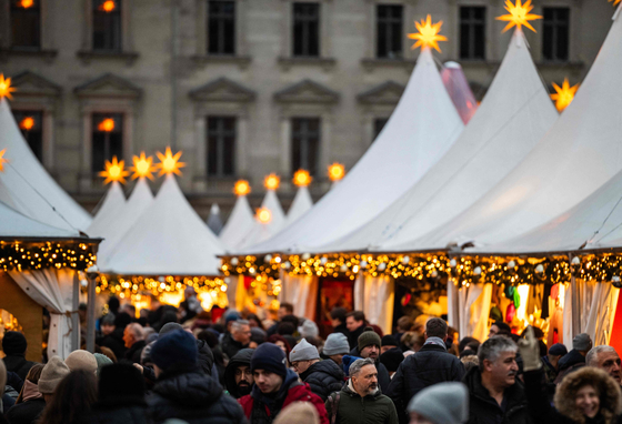 Visitors crowd a traditional Christmas market in Berlin on Dec. 24, 2024. [AFP/YONHAP]