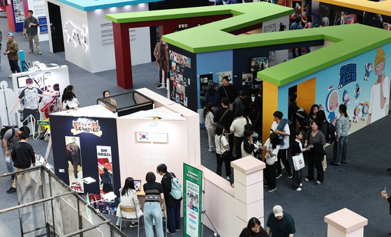 Visitors look around the 2025 World Webtoon Festival booth, set up inside Lotte World in southern Seoul, on Oct. 19. [NEWS1]