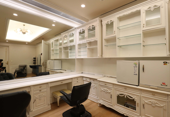 This photo shows the makeup room inside the presidential residence at the Blue House in Seoul on May 25, 2022. [JOONGANG ILBO]