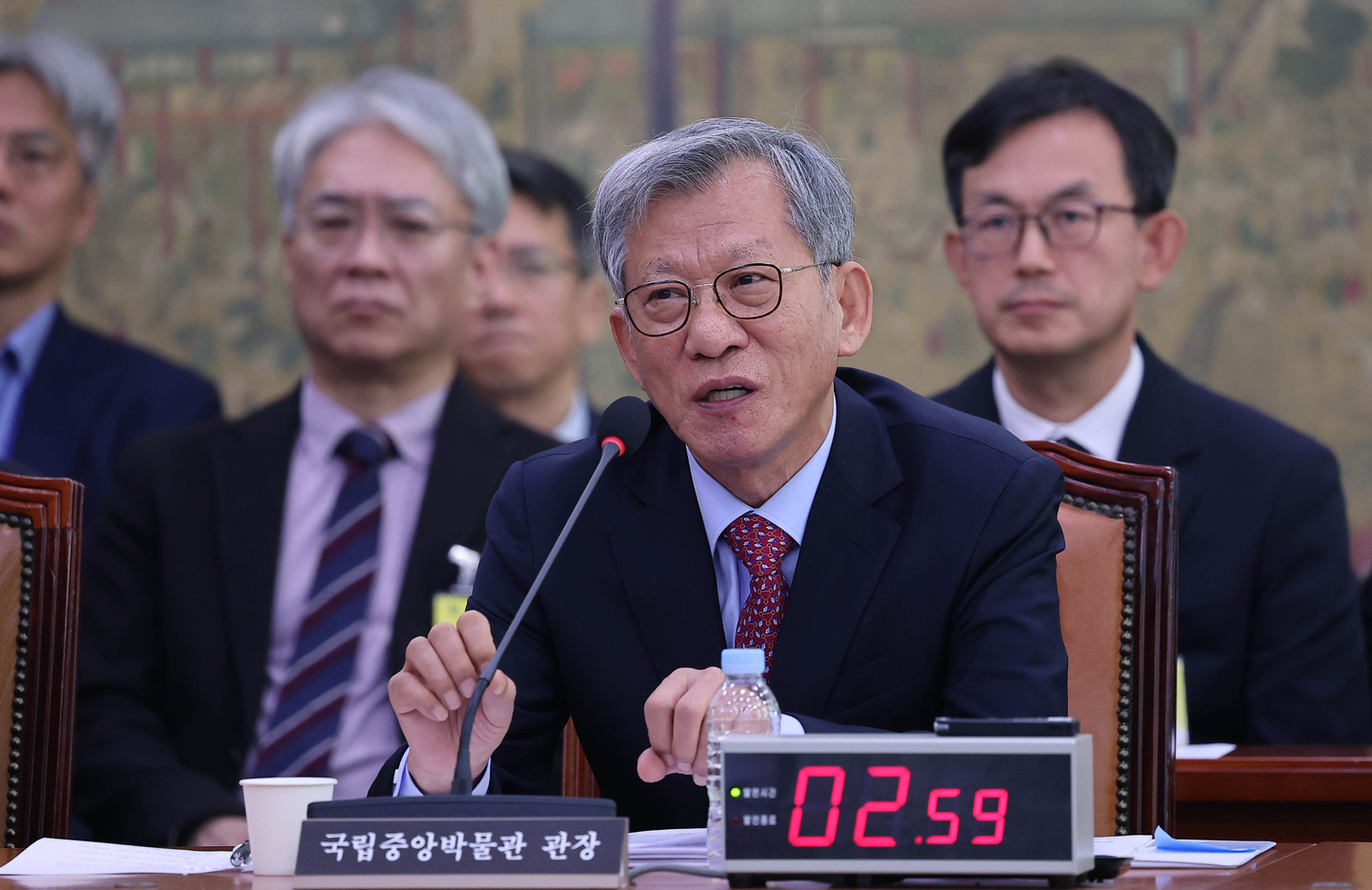 Yoo Hong-jun, director-general of the National Museum of Korea, answers questions from lawmakers during a parliamentary audit by the Culture, Sports and Tourism Committee at the National Assembly in western Seoul on Oct. 22. [LIM HYUN-DONG]