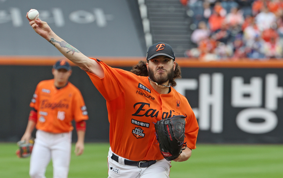 Hanwha Eagles starter Cody Ponce pitches against the Samsung Lions during Game 1 of the second-round series in the KBO postseason at Daejeon Hanwha Life Ballpark in the central city of Daejeon on Oct. 18. [YONHAP]