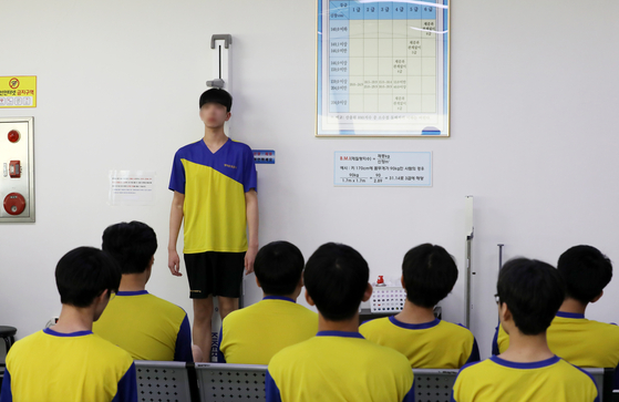 Conscription candidates undergo physical examinations for active duty service at the Busan-Ulsan regional office of the Military Manpower Administration in Busan on Jan. 14. [NEWS1] 