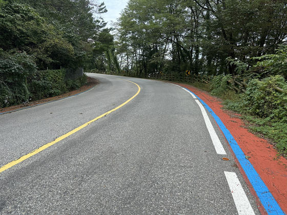 The climb to Ihwaryeong on Sept. 29. This incline continues for about four kilometers. [JIM BULLEY]