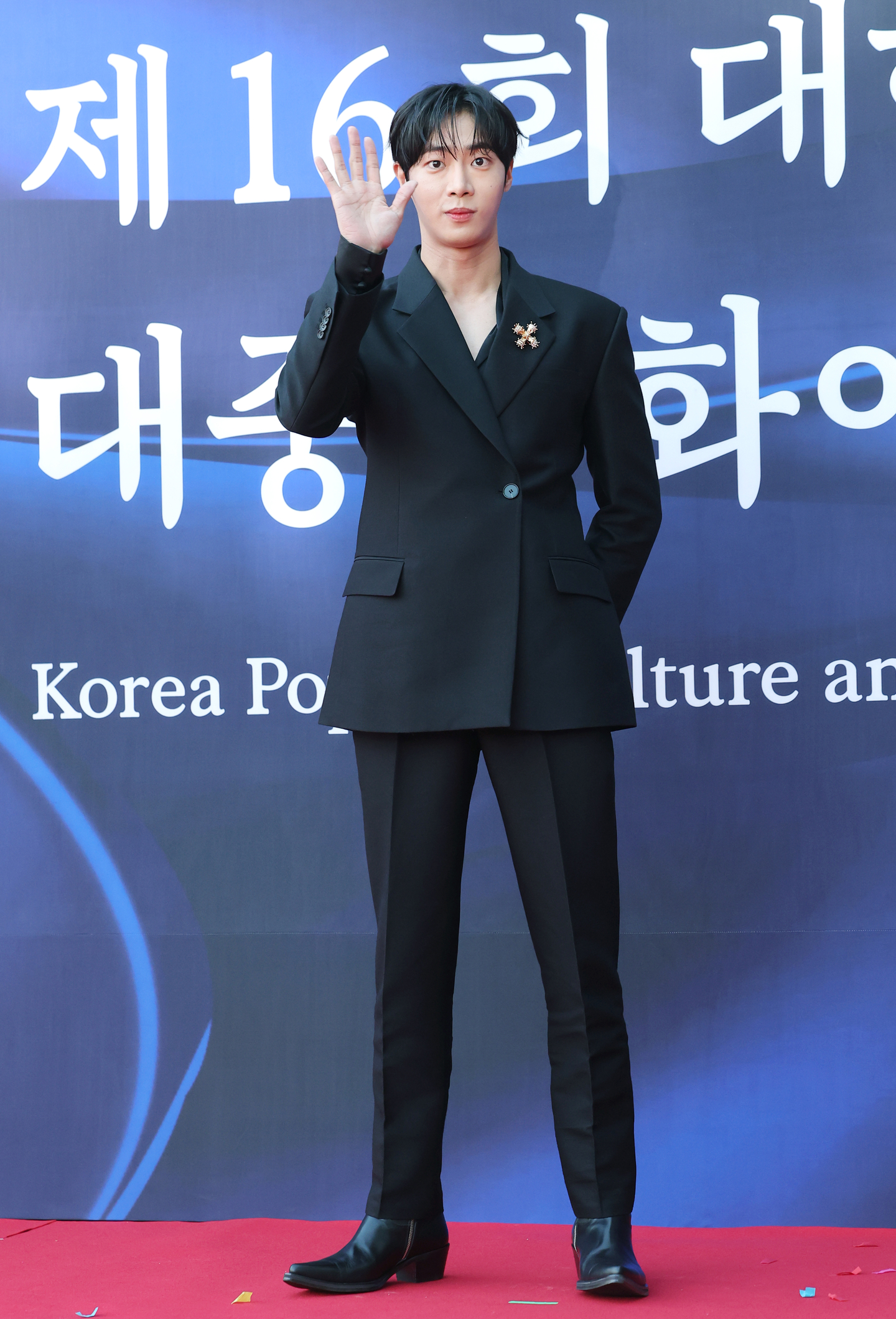 Actor Choo Young-woo poses for photos during the red carpet event held ahead of the Korea Popular Culture and Arts Awards at the National Theater's Haeoreum Grand Theater in Jung District, central Seoul on Oct. 23. [NEWS1]