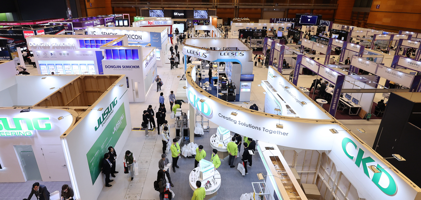 Visitors to SEDEX 2025, a semiconductor exhibition, are seen visiting booths during the exhibition at Coex in Gangnam, southern Seoul, on Oct. 22. [NEWS1] 