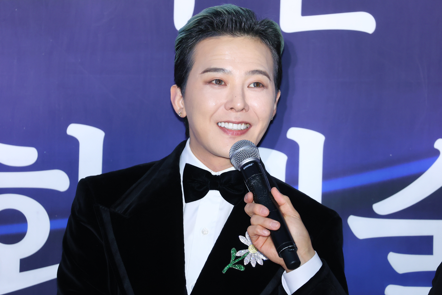 Rapper G-Dragon speaks during the red carpet event held ahead of the Korea Popular Culture and Arts Awards at the National Theater's Haeoreum Grand Theater in Jung District, central Seoul on Oct. 23. [YONHAP]
