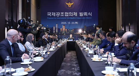 Officials from the National Police Agency, Interpol, Aseanapol and other investigative agencies meet at the inauguration ceremony of the international investigative cooperation alliance at the Conrad Seoul hotel in Yeongdeungpo District, western Seoul on Oct. 23. [NEWS1]