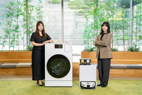 Park Da-hwe, left, and Shin Hyun-bin [SAMSUNG NEWSROOM]