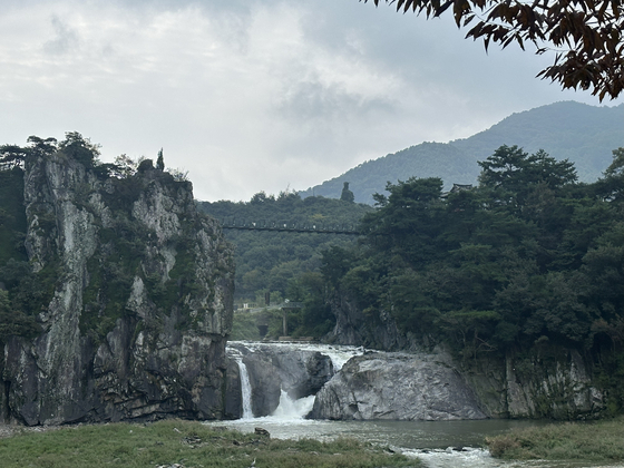 The Kal Rock Falls at Sujupal Peaks in Chungju, North Chungcheong, on Sept. 28. [JIM BULLEY]