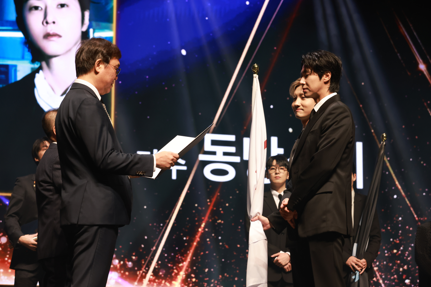 Boy band TVXQ, right, receives the Presidential Commendation during the Korea Popular Culture and Arts Awards at the National Theater's Haeoreum Grand Theater in Jung District, central Seoul on Oct. 23. [KOREA CREATIVE CONTENT AGENCY]