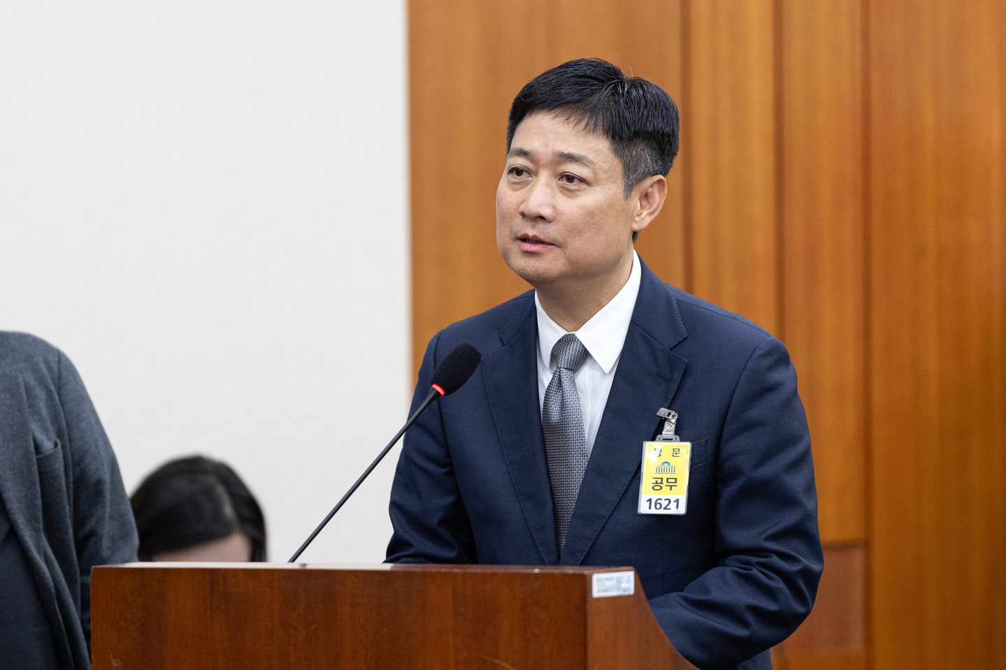 LG U+ CEO Hong Bum-shik answers lawmakers’ questions about a possible hack of the mobile carrier during a parliamentary audit of ICT-related agencies at the National Assembly building in western Seoul on Oct. 21. [NEWS1]