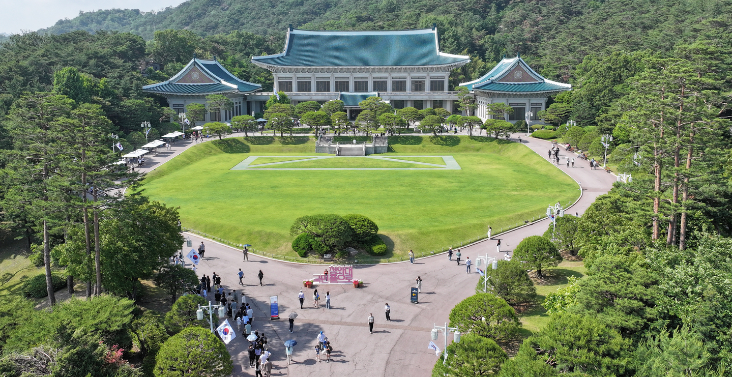 Tourists crowd the grounds of the Blue House in Jongno District, central Seoul, on June 3. [NEWS1]