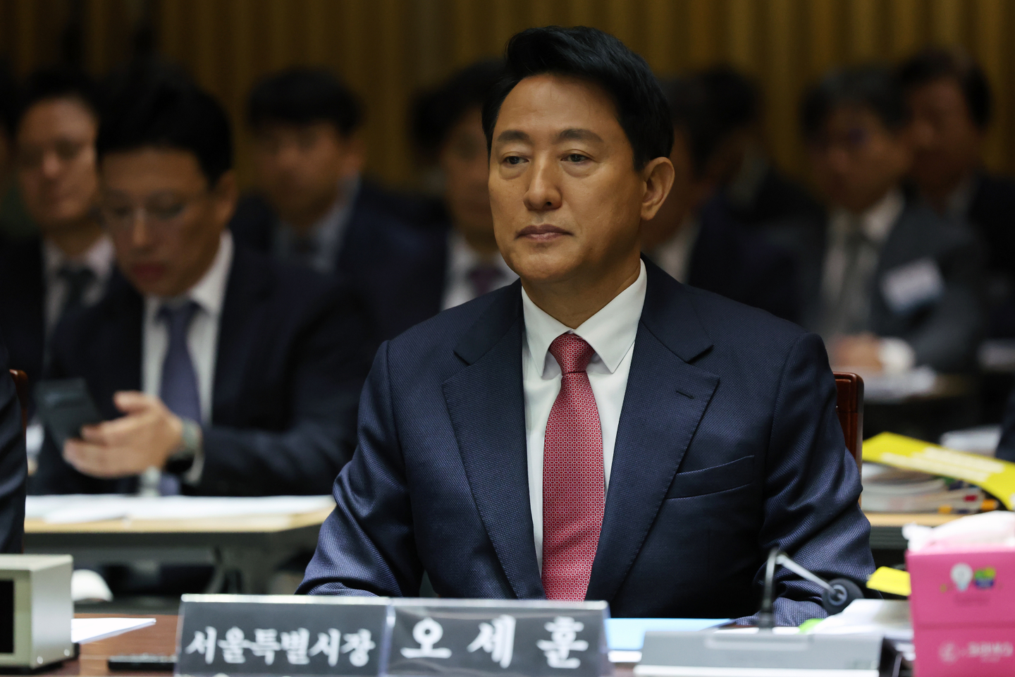 Seoul Mayor Oh Se-hoon listens during a parliamentary audit of the Seoul Metropolitan Government by the National Assembly’s Public Administration and Security Committee at City Hall in central Seoul on Oct. 23. [NEWS1]