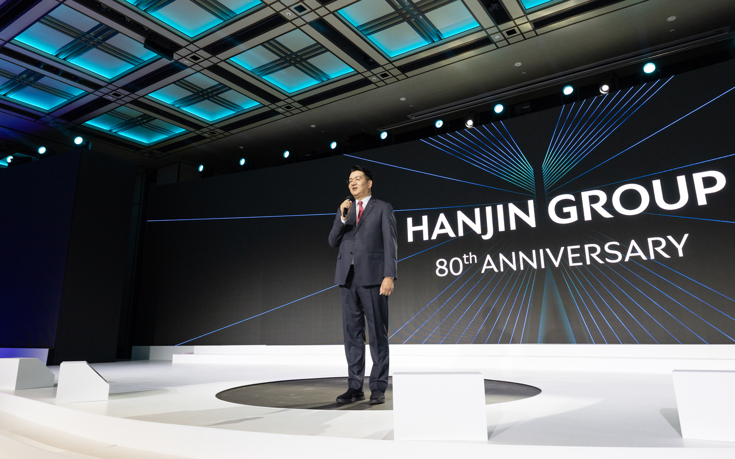 Hanjin Group Chairman Walter Cho speaks about the group’s future vision during an event celebrating the group’s 80th anniversary at Grand Hyatt Seoul on Oct. 23. [HANJIN GROUP]