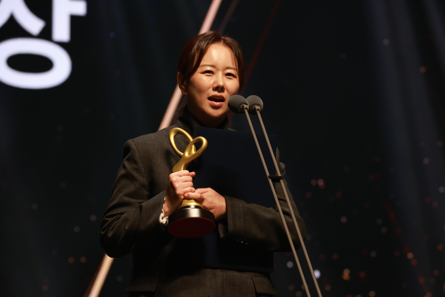 Late comedian Jeon Yoo-seong's daughter Jeon Je-bi speaks after receiving her father's Okgwan, or jeweled crown, Order of Cultural Merit during the Korea Popular Culture and Arts Awards at the National Theater's Haeoreum Grand Theater in Jung District, central Seoul on Oct. 23. [KOREA CREATIVE CONTENT AGENCY]