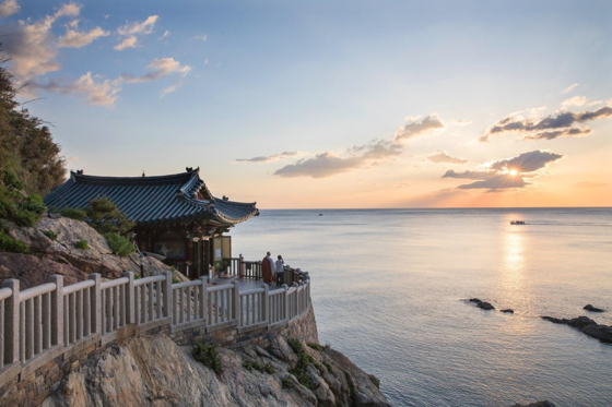 The sun rises over the sea next to Naksan Temple in Yangyang County, Gangwon. [JOONGANG ILBO]