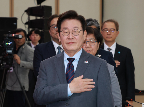 President Lee Jae Myung takes part in the national pledge during a town hall meeting at EXCO in Daegu on Oct. 24. [YONHAP]