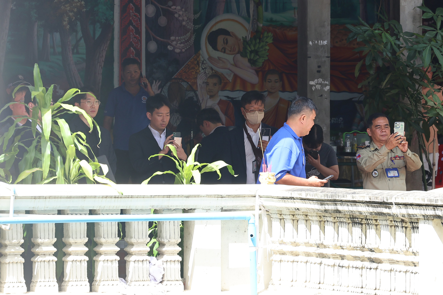 Forensic officials from Korea’s National Forensic Service, Korean police investigators and local Cambodian authorities observe the cremation of Park, a Korean college student who was allegedly kidnapped and murdered by a criminal syndicate in Cambodia, at a public crematorium in Phnom Penh’s Tuol Kork District on Oct. 20. [YONHAP]