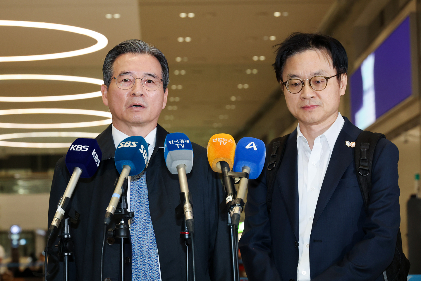 Presidential director of national policy Kim Yong-beom, left, and Industry Minister Kim Jung-kwan speak to reporters at Incheon International Airport on Oct. 24 after returning from Washington following additional tariff negotiations with U.S. counterparts. [YONHAP]