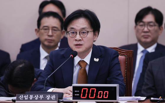 Industry Minister Kim Jung-kwan speaks about the outcome of trade negotiations with the United States during a parliamentary audit by the National Assembly's Trade, Industry, Energy, SMEs and Startups Committee at Yeouido in western Seoul on Oct. 24. [LIM HYUN-DONG]