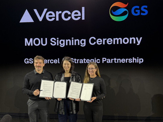 From left, Guillermo Rauch, founder and CEO of Vercel; Kim Jin-ah, executive director at GS Holdings; and Jeanne Grosse, Vercel’s chief operating officer, pose for a photo after signing a memorandum of understanding for a strategic partnership between GS Group and global AI firm Vercel in San Francisco on Oct. 23. [GS]