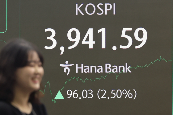 A screen in Hana Bank's trading room in central Seoul shows the Kospi closing at 3,941.59 points on Oct. 24, up 96.03 points, or 2.5 percent, from the previous trading session. [NEWS1]