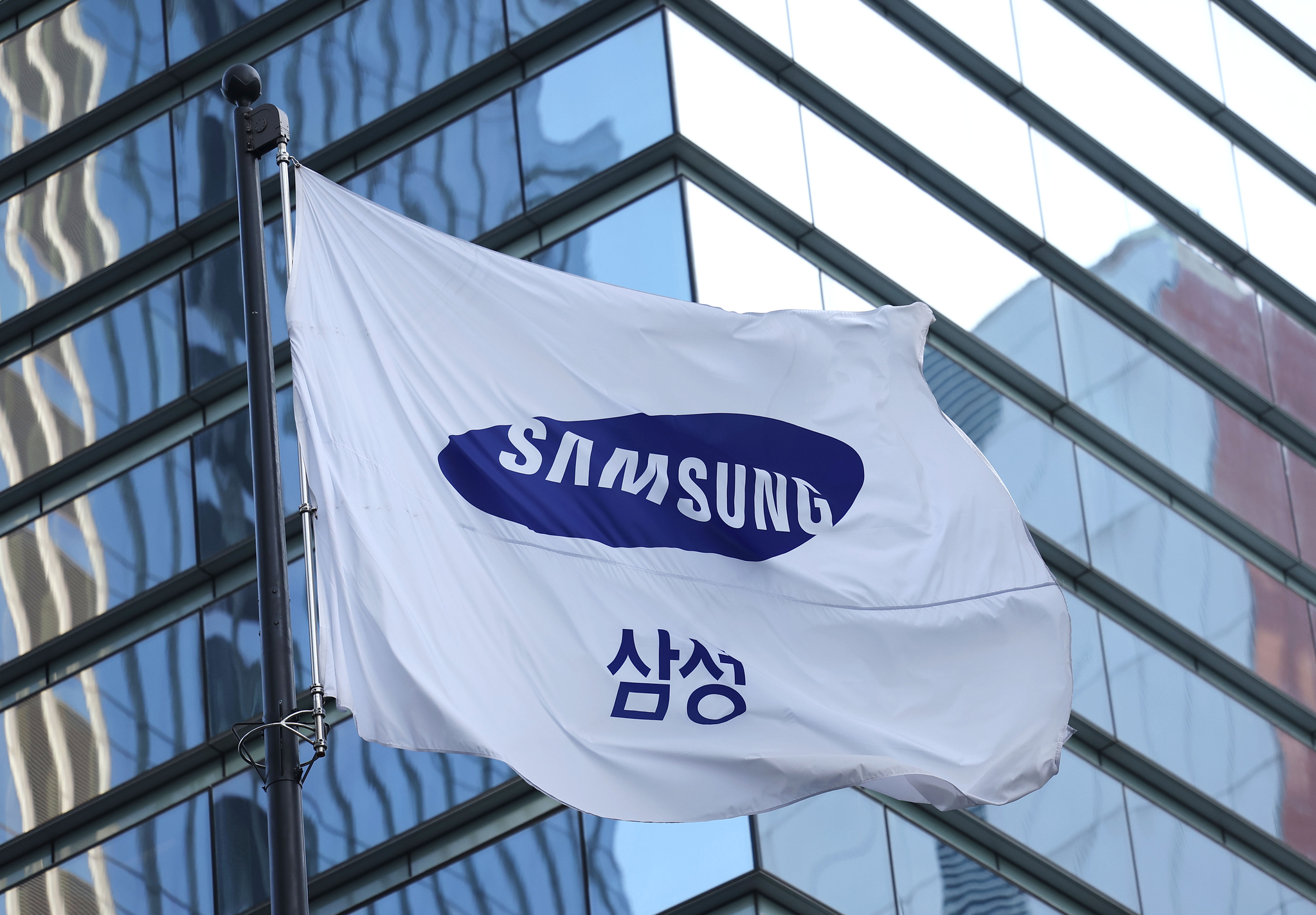 The Samsung logo is seen in a flag outside Samsung Electronic's headquarters in Seocho District, southern Seoul, on Oct. 31, 2024. [YONHAP]