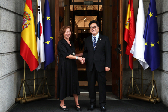 National Assembly Speaker Woo Won-shik, right, shakes hands with Francina Armengol, president of the Congress of Deputies of Spain, prior to their talks in Madrid on Oct. 23. [YONHAP]