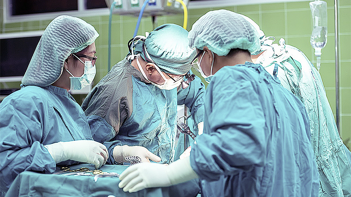 The photo shows medical staff performing surgery. [PIXABAY] 